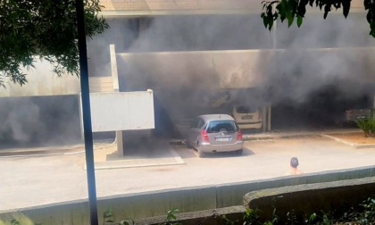 Auto in fiamme nel garage, paura in viale Nervi