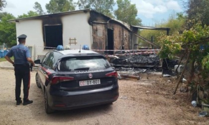 Incendio distrugge un'abitazione prefabbricata