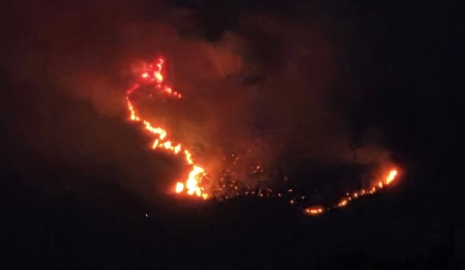 Nuovo incendio sulla montagna, fiamme visibili a chilometri di distanza