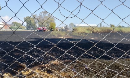 Vasto incendio in via del Lido
