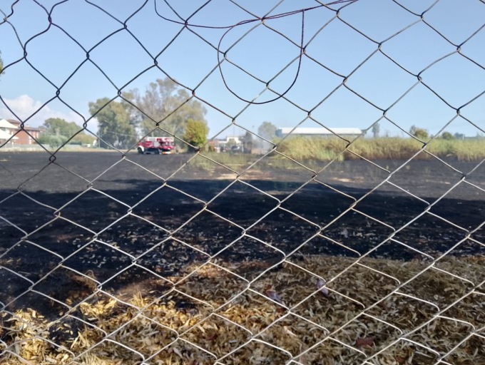 Vasto incendio in via del Lido