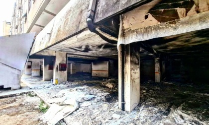 Auto in fiamme nel garage, paura in viale Nervi. Le immagini