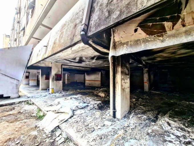 Auto in fiamme nel garage, paura in viale Nervi. Le immagini