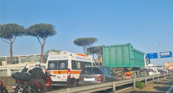 Incidente sulla Pontina, strada in tilt e incubo per i pendolari