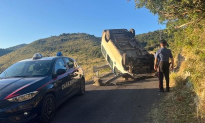 Furgone si ribalta in curva, ferite 5 persone