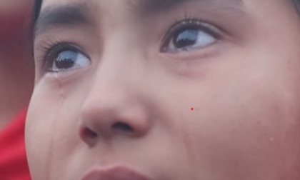 Cina: Pechino, studentessa da Xinjiang si commuove durante cerimonia di alzabandiera