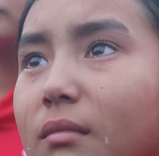 Cina: Pechino, studentessa da Xinjiang si commuove durante cerimonia di alzabandiera