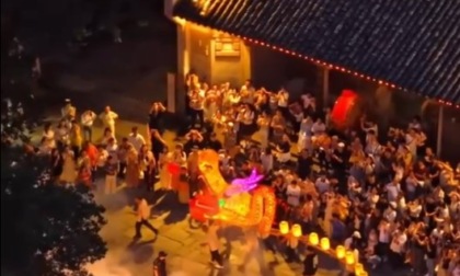 Cina: danza del drago illumina la notte d’estate nel Jiangxi
