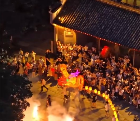 Cina: danza del drago illumina la notte d’estate nel Jiangxi