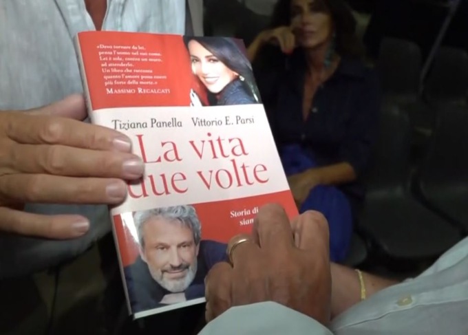 “La vita due volte”, la presentazione del libro a “Dialoghi in Corte”