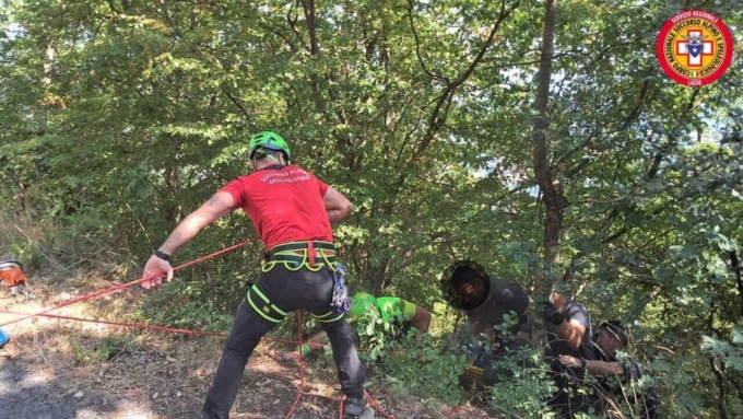 Parapendista precipita nella boscaglia, salvato