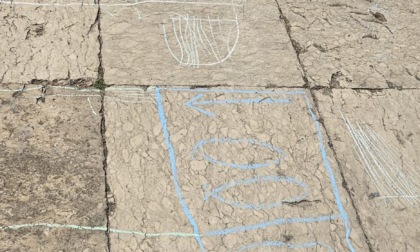 Piazza Municipio imbrattata con gessi colorati, parla la Presidente della Commissione Cultura