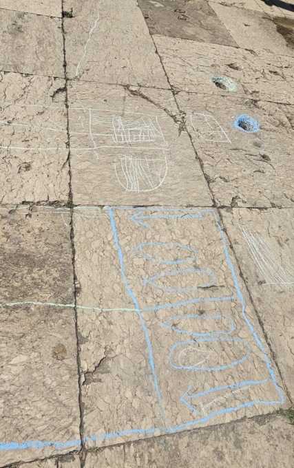 Piazza Municipio imbrattata con gessi colorati, parla la Presidente della Commissione Cultura