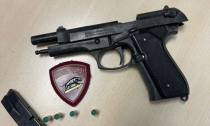 Minacce con pistola in piazza, bloccato dalla polizia