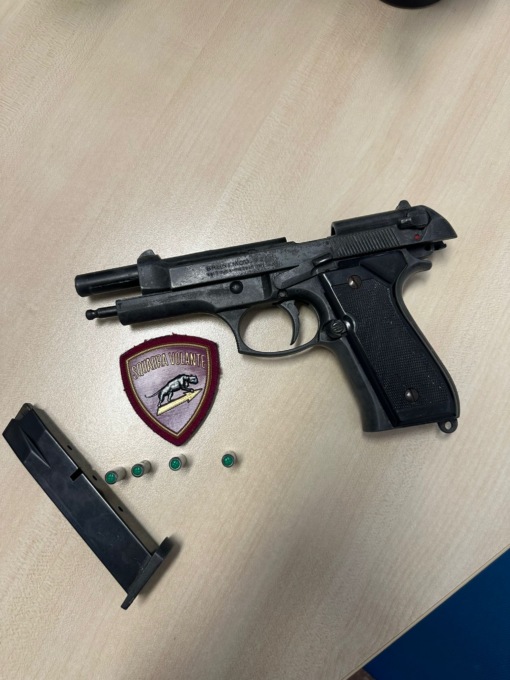 Minacce con pistola in piazza, bloccato dalla polizia