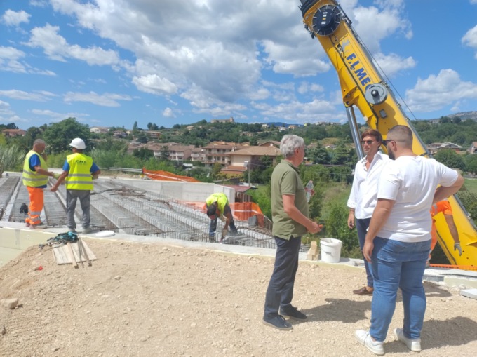 Ponte sulla variante Casilina, conclusa la posa delle travi