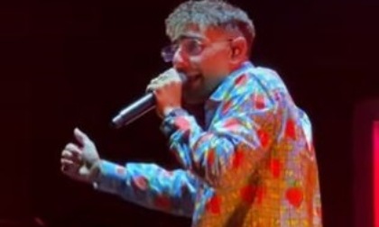 Rocco Hunt conquista l'Arena del Mare, pubblico in delirio