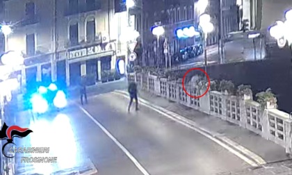 Decide di farla finita e tenta di lanciarsi dal ponte, salvato dai Carabinieri