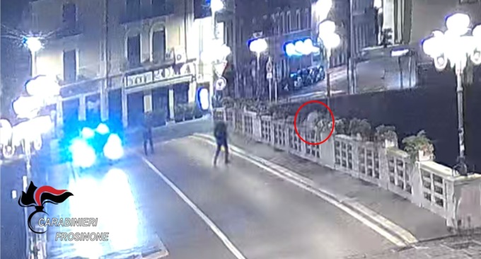 Decide di farla finita e tenta di lanciarsi dal ponte, salvato dai Carabinieri