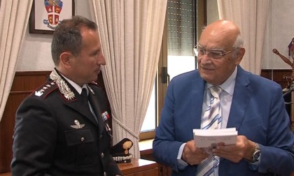Il presidente del Gruppo Sciscione dona due libri al Comandante dei Carabinieri