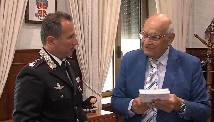 Il presidente del Gruppo Sciscione dona due libri al Comandante dei Carabinieri