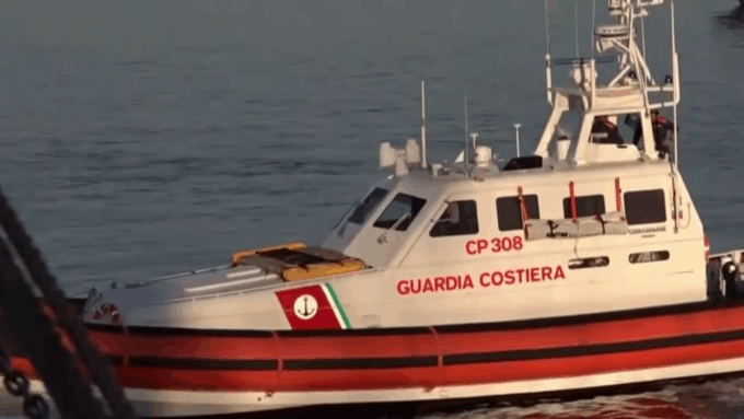 Salvati bagnini e bagnanti in difficoltà