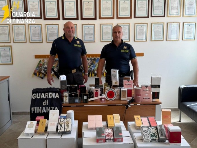 Articoli contraffatti, scatta il sequestro