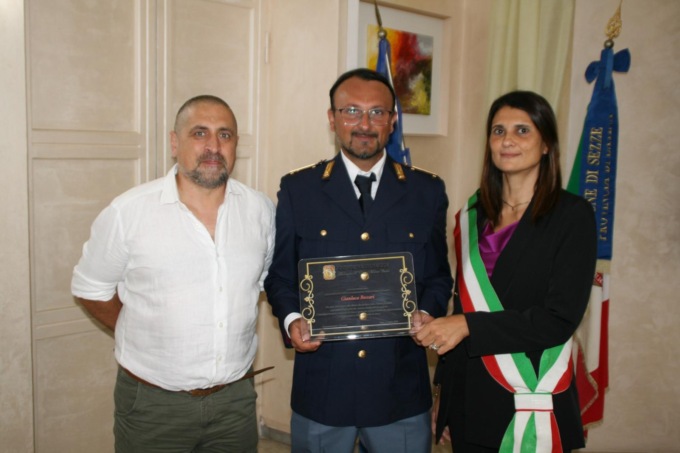 L’Amministrazione premia l’assistente capo coordinatore della Polizia Stradale di Mantova Gianluca Beccari