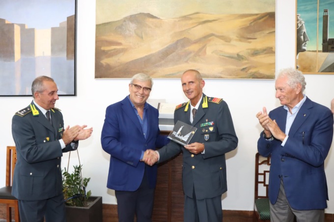 Capo canoa Scalco in congedo, festa alle Fiamme Gialle con il presidente CONI