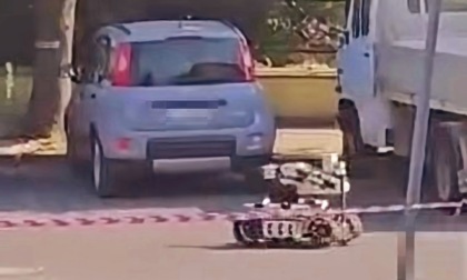 Bomba sotto un'auto, fatta brillare dagli artificieri