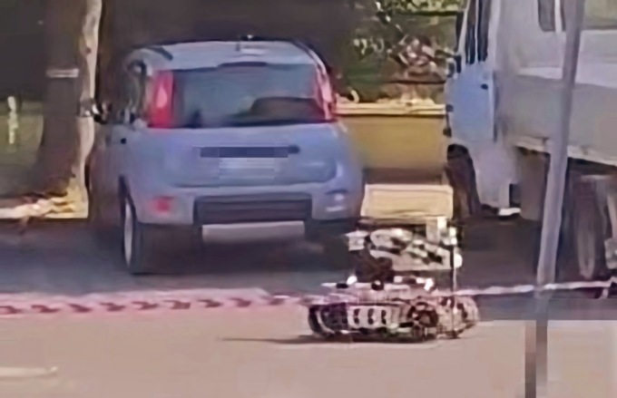 Bomba sotto un’auto, fatta brillare dagli artificieri