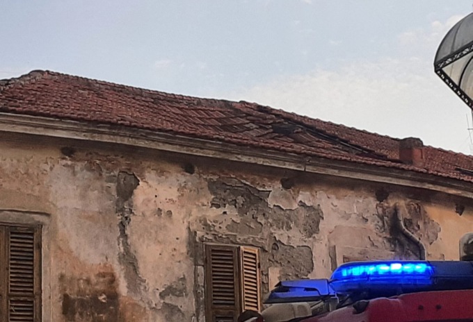 Tetto pericolante, paura nel quartiere Capanne. Evacuato il palazzo e transennata la zona