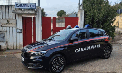Distraggono la commessa e rubano dalla cassa 1.500 euro