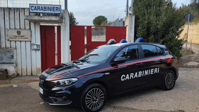 Distraggono la commessa e rubano dalla cassa 1.500 euro