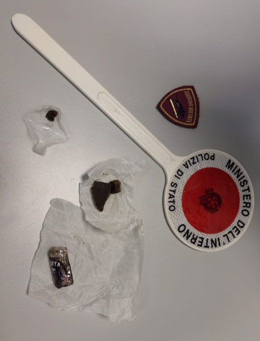 Controlli sul litorale pontino, giovane trovato con la droga