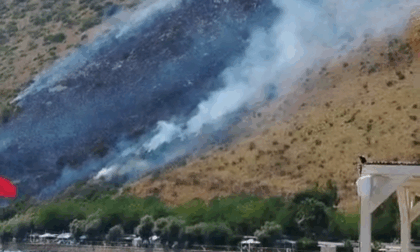 Incendio nella zona della Riviera di Levante