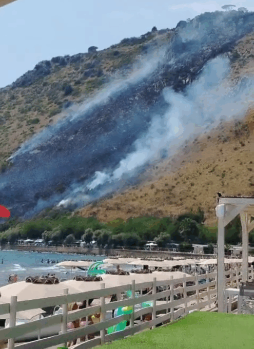 Incendio nella zona della Riviera di Levante