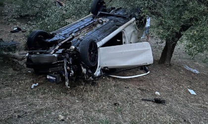 Perde il controllo dell'auto che si capovolge, ferito un 51enne
