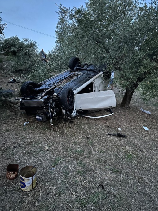 Perde il controllo dell’auto che si capovolge, ferito un 51enne