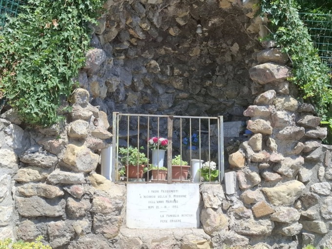 Rubata la statua della Madonna di Lourdes dal parco giochi