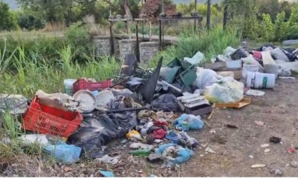 Emergenza abbandono rifiuti, riunione operativa in Comune