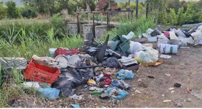 Emergenza abbandono rifiuti, riunione operativa in Comune