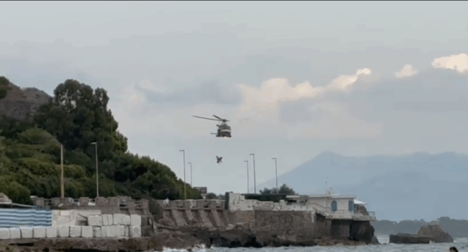 Uomo in difficoltà in mare salvato dai Vigili del Fuoco