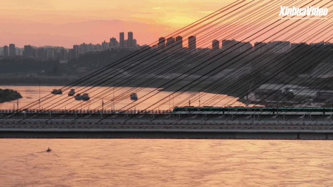 Cina: treni della metro e auto corrono fianco a fianco su un ponte a doppio uso a Chongqing