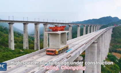 Cina: operai costruiscono ponte di ferrovia ad alta velocità con segmenti prefabbricati