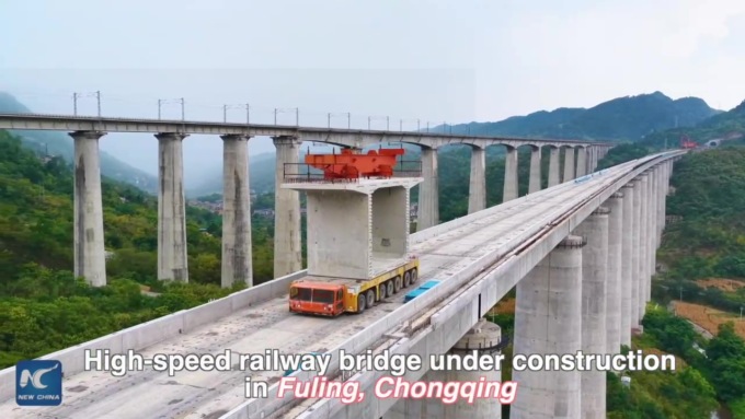Cina: operai costruiscono ponte di ferrovia ad alta velocità con segmenti prefabbricati