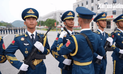 Cina: giovani volti nel sito di addestramento per la parata militare a Pechino