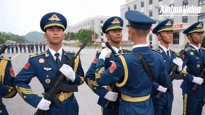 Cina: giovani volti nel sito di addestramento per la parata militare a Pechino