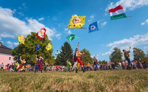 Sbandieratori delle Contrade di Cori in partenza per Cipro