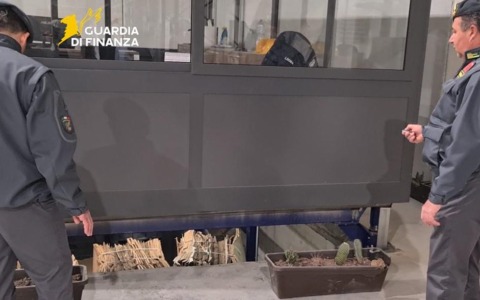 Nel bunker la più grande fabbrica clandestina di sigarette d’Europa. LE IMMAGINI